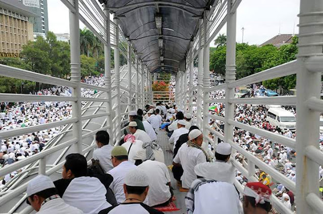 Rangkuman Foto dan Video dalam Aksi Bela Islam Jilid III Rangkuman Foto dan Video dalam Aksi Bela Islam Jilid III