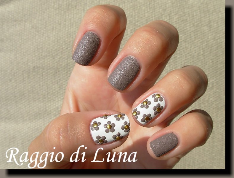 Raggio di Luna Nails: Textured taupe dot flowers on white