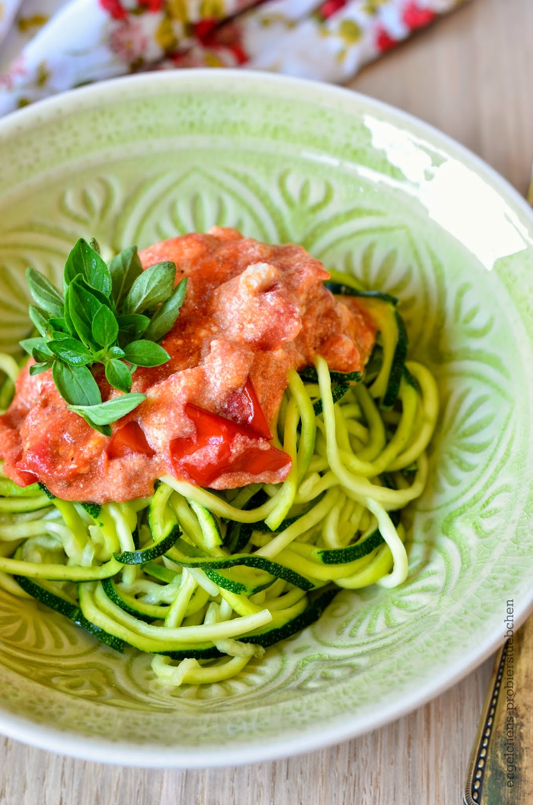 engelchens-probierstuebchen: Zucchini-Spaghetti mit Tomaten-Ricotta-Soße