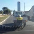 Cadeirante "pega ponga" em carro em avenida movimentada de Feira de Santana. Veja vídeo
