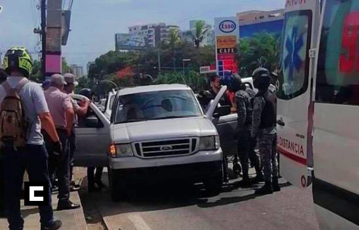 Hombre se pega un plomazo por accidente en la avenida Lope de Vega Hombre se pega un plomazo por accidente en la avenida Lope de Vega
