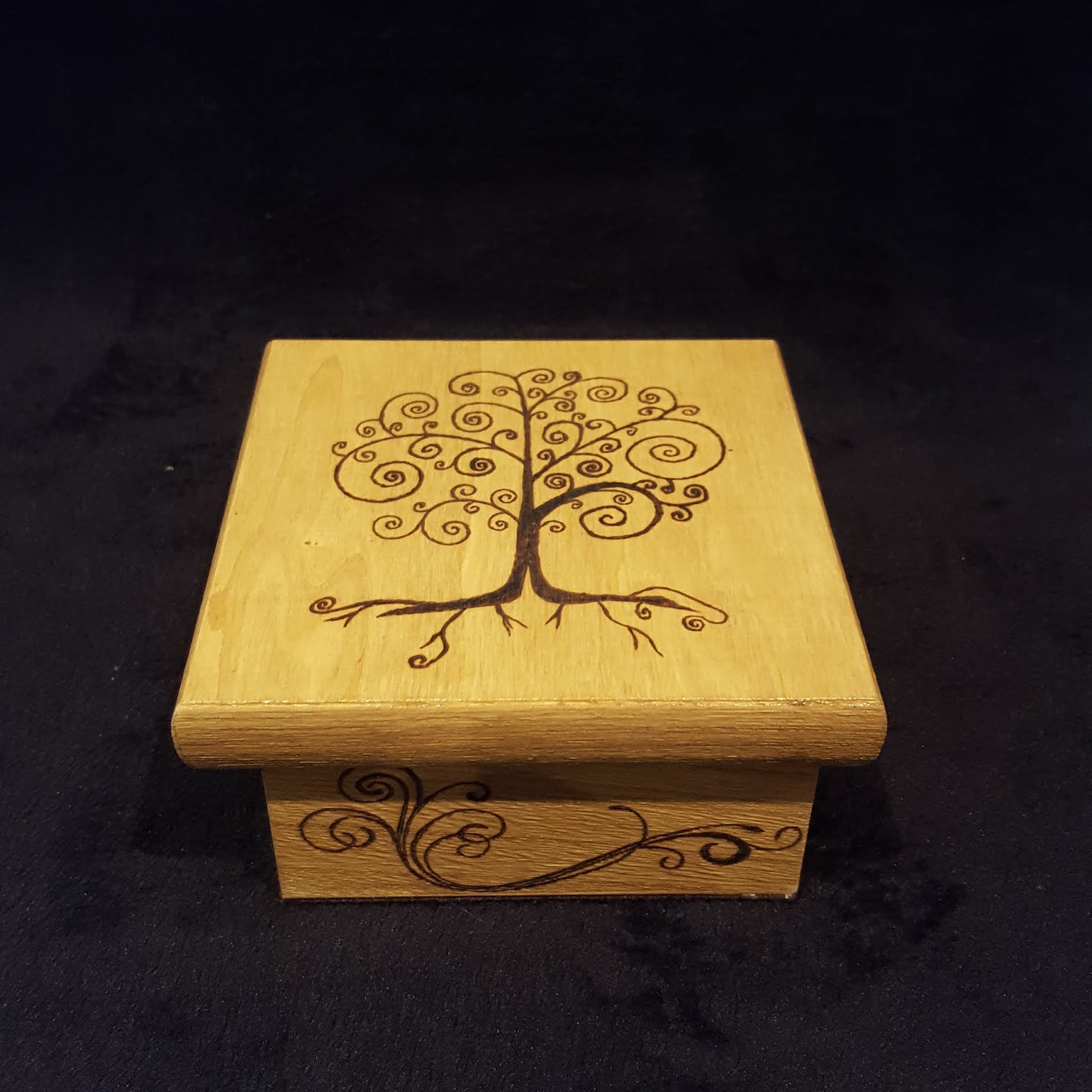 Caja pirograbado