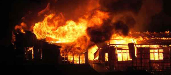 Kebakaran di Lorong Maranatha, 4 Mobil Pemadam Diterjunkan Petugas kebakaran Pemerintah Kota Ambon bersama empat unit mobil pemadam kebakaran diterjunkan untuk memadamkan api yang membakar satu unit gudang berisi kebutuhan pokok masyarakat di kawasan Lorong Maranatha, Tanah Tinggi, Kota Ambon, Senin malam.