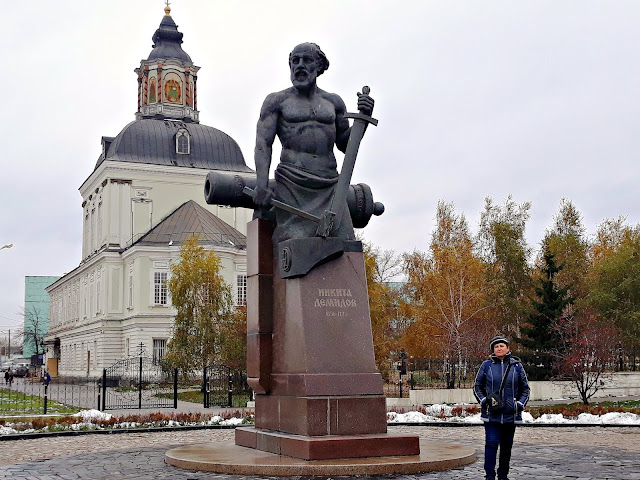 Тула, памятник Никите Демидову и Николо-Зарецкая церковь