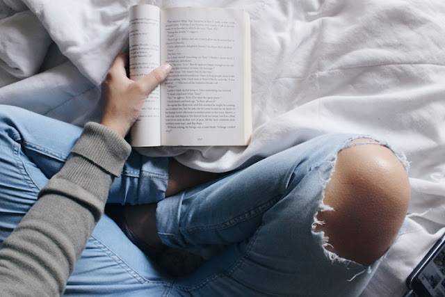 łóżko, książka, czytanie