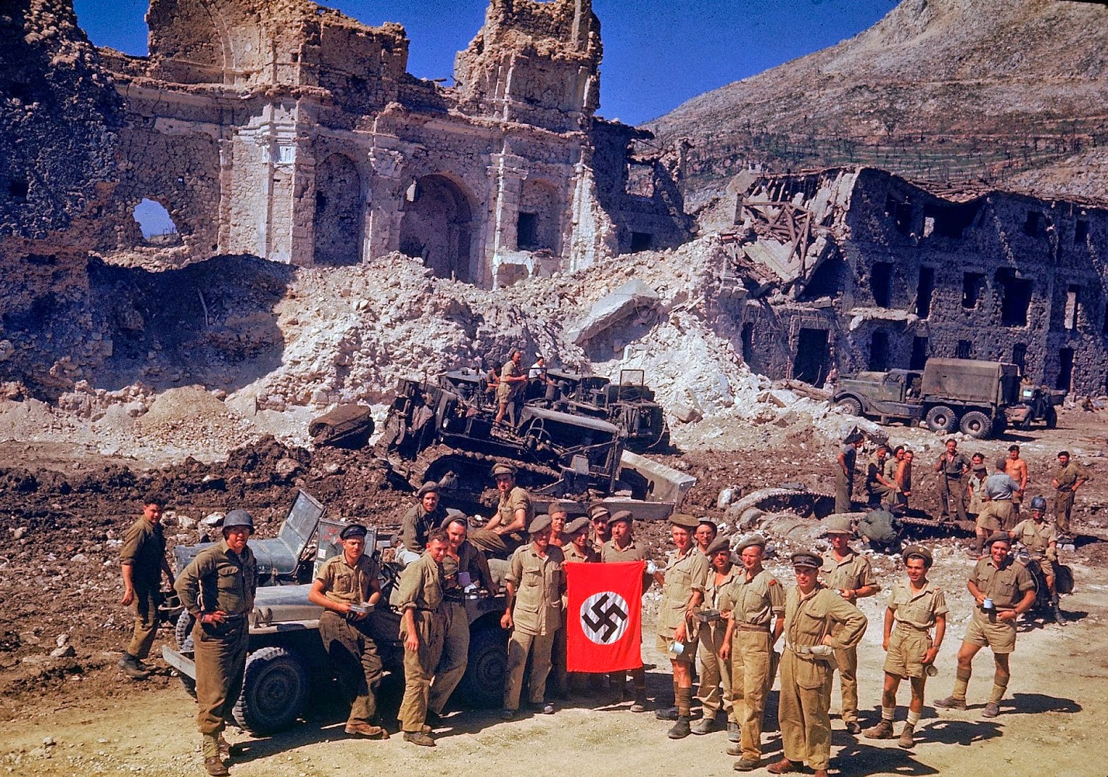 http://4.bp.blogspot.com/--nk193ce-pM/VLaajZOgpAI/AAAAAAABOKg/QL2pQG2IzUI/s1600/Rare+Color+Photographs+from+World+War+II+(16).jpg