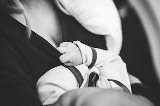 Imaging Breastfeeding baby, by StockSnap on Pixabay