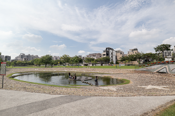 台中北屯新都生態公園有生態池和一大片陽光草坪，親子同遊好去處