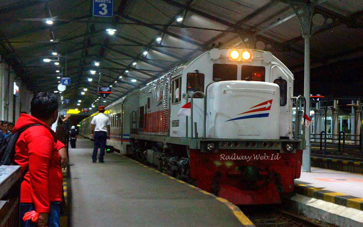 Spesial Kemerdekaan Indonesia Lokomotif Berbendera Merah Putih