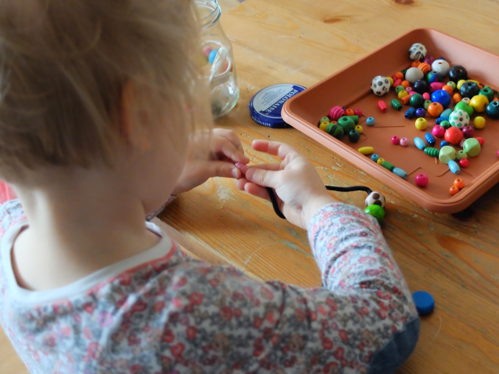 pomoce-montessori-nawlekanie-koralik-w
