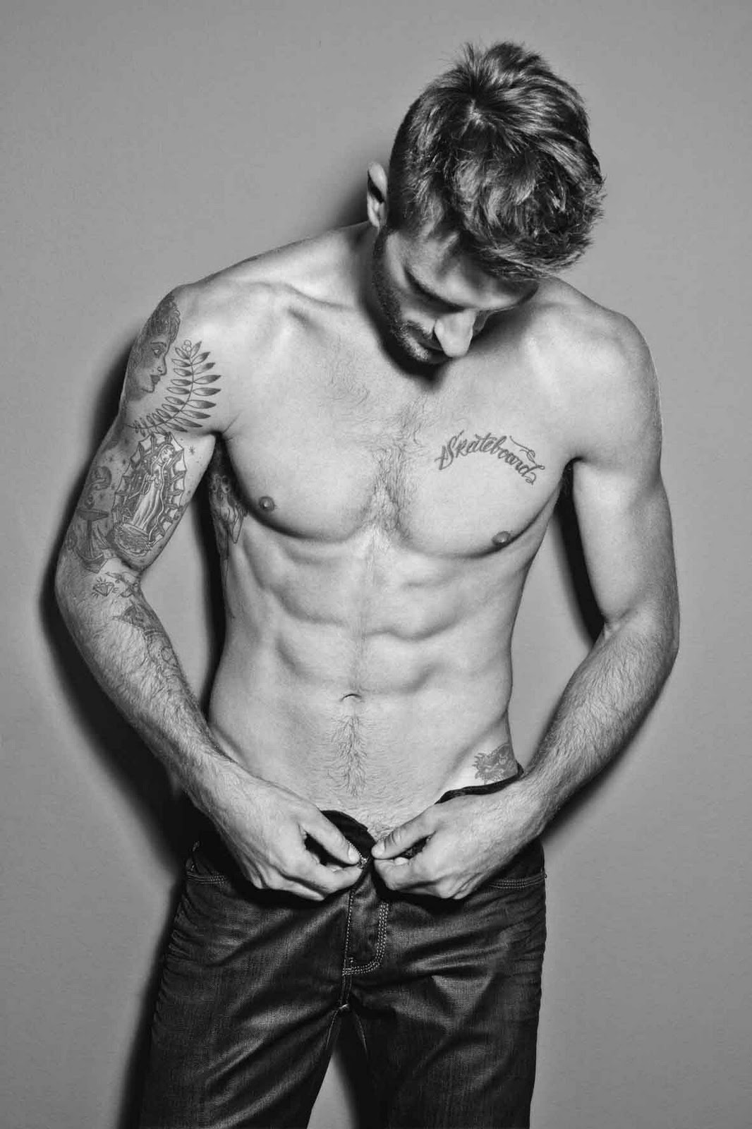 девушка расстегивает брюки мужчине. дерзкий парень. Marcio and marcos patriota. эротическая фотосессия с мужчиной. тело парня.