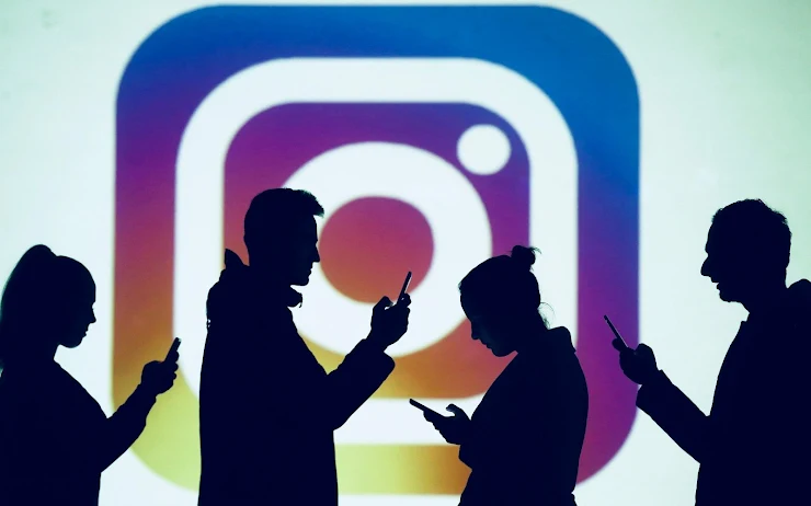Instagram briefly switched to a horizontal feed and social media users freaked out