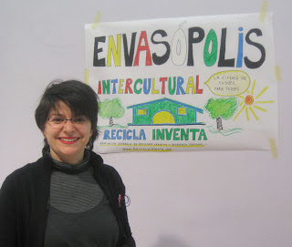 Soledad Raboso, presidenta de Recicla Inventa, inaugurando la exposición Envasópolis Intercultural en el C.E.I.P. Felipe II de Madrid