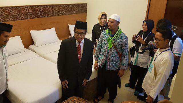 Foto: Tiba di Madinah, Jamaah Haji Indonesia Disambut Siraman Bunga Dan Shalawat Badar