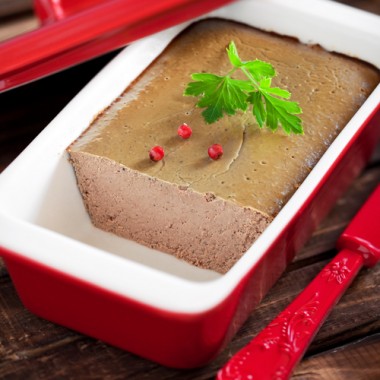 Pate de figado de frango. patê com torradas e manteiga verde