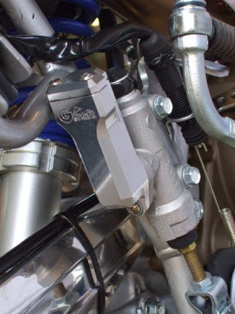リザーバータンク取付後 XR100モタードにGクラフト リヤマスター リザーブタンクレスキットを取付けしました