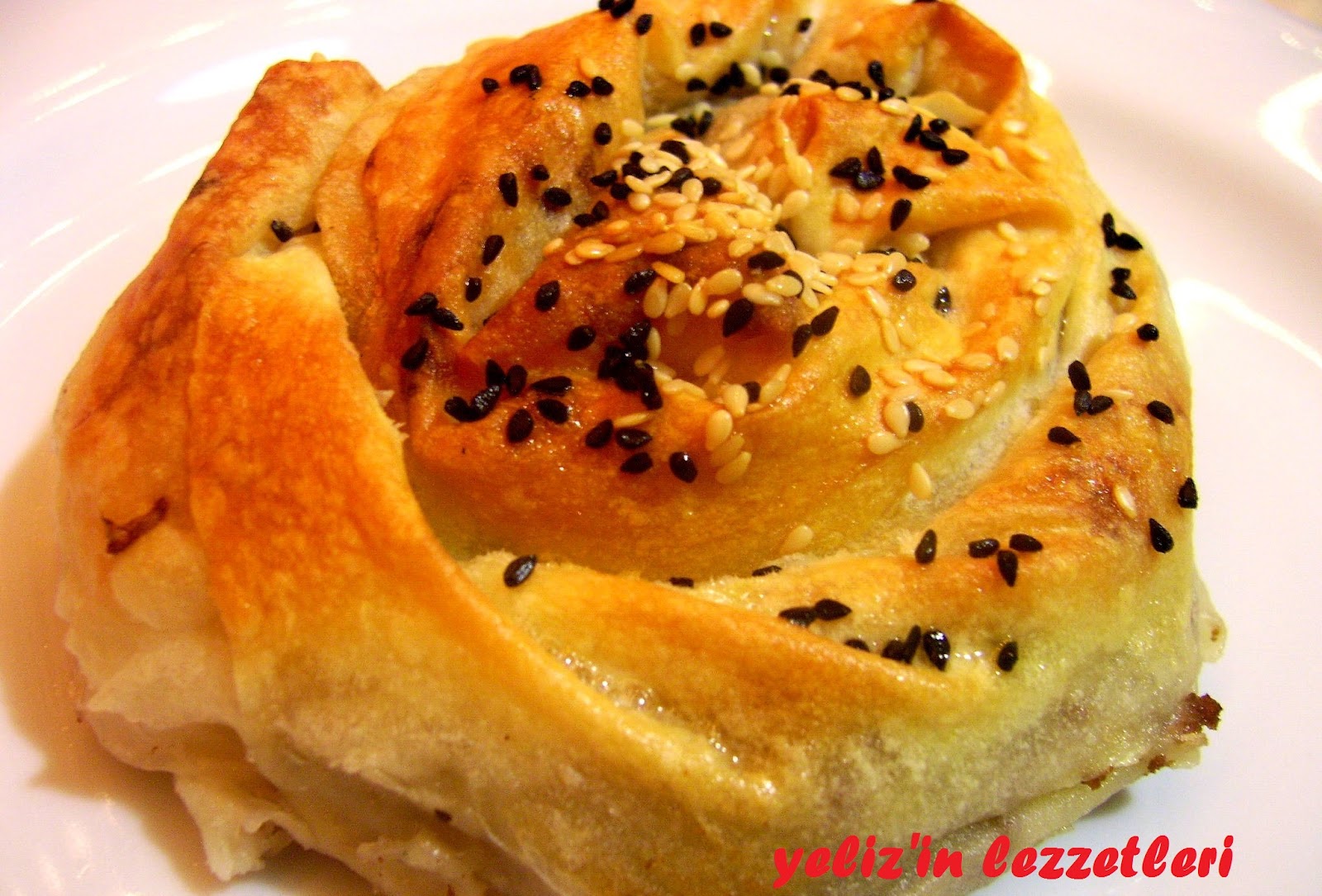 yeliz�in lezzetleri KIYMALI GÜL BÖREĞİ