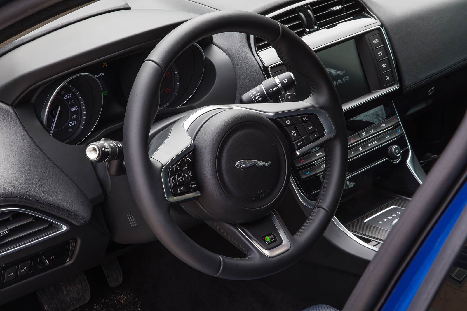 Jaguar XE - interior - painel