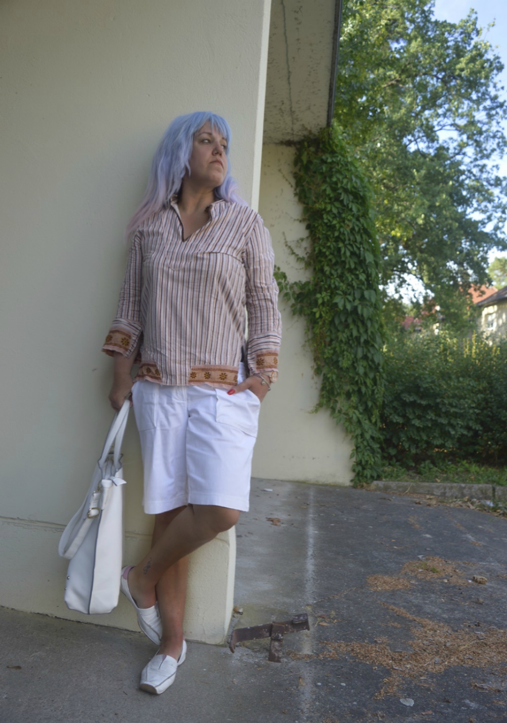 Coloured Striped Shirt and white summer shorts - Sumer Outfit with striped tunica and white shorts, combined with white leather loafers and a big white shopper -  posted by Annie K, Fashion and Lifestyle Blogger, Founder, CEO and writer of ANNIES BEAUTY HOUSE - a german fashion and beauty blog