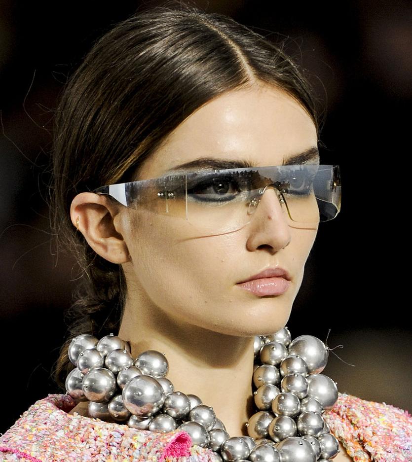 Аксессуара 2013. Очки Chanel. Жемчужные очки Шанель. Шанель в очках. Очки Шанель с жемчугом.