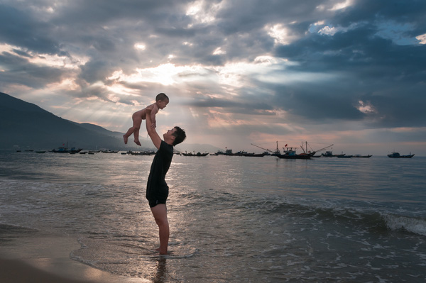 Những hình ảnh cha con thiêng liêng cao cả và đầy ý nghĩa