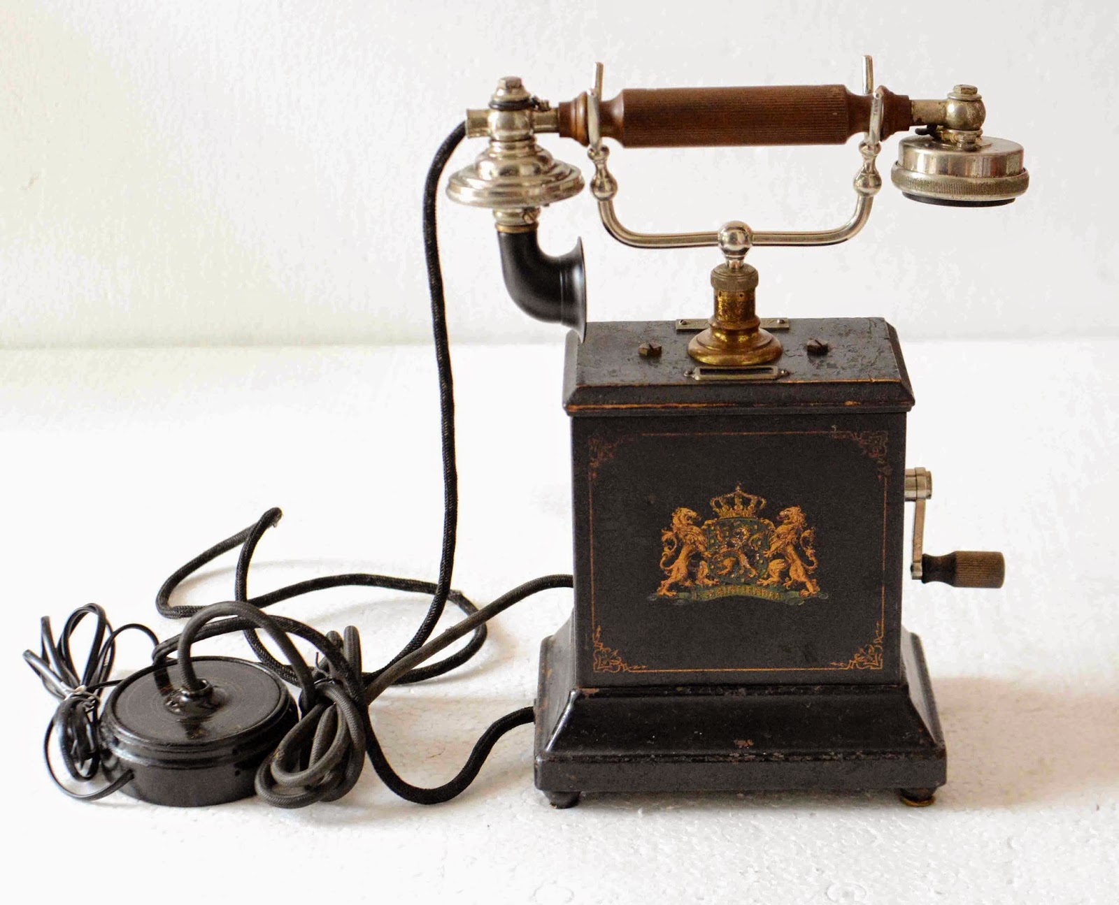 Первый телефон екатеринбург. Телефонный аппарат фирмы Эриксон 1895 год. Телефонный аппарат Бойля 1896. Телефонный аппарат Bell 300 Дрейфус. Телефонный аппарат 19 век Белл.