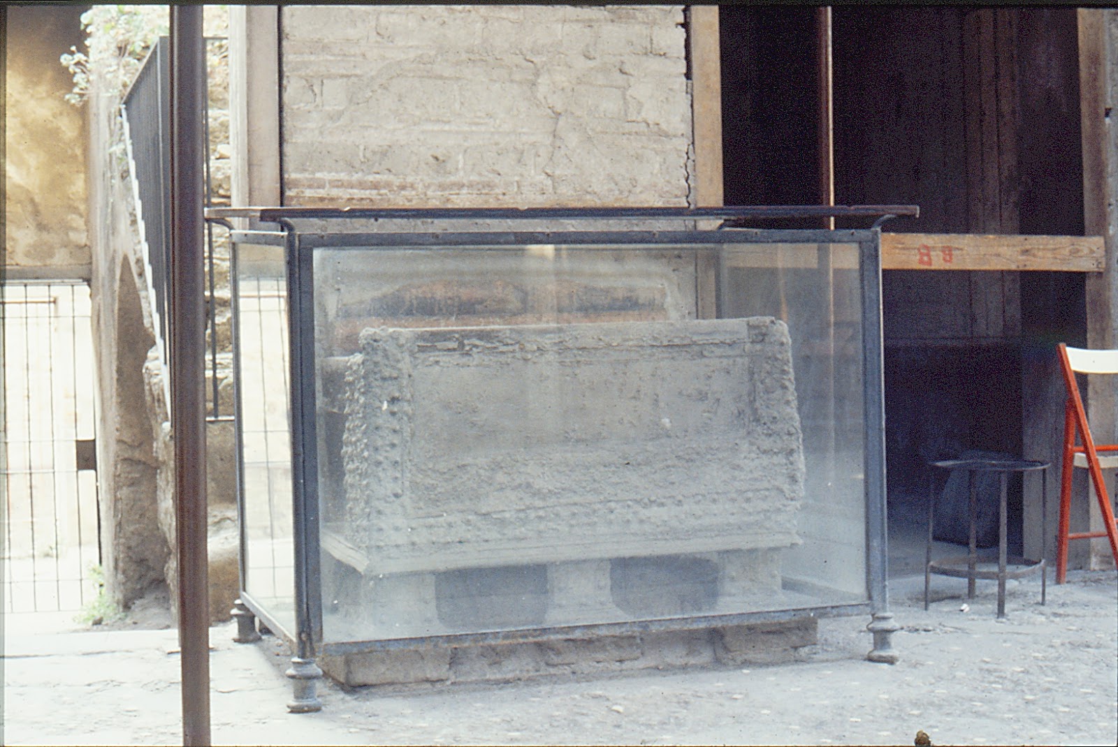 Casa de los Vetii. 3. Atrio, izquierda - Arca con laterales de bronce; había otra igual en la pared de enfrente