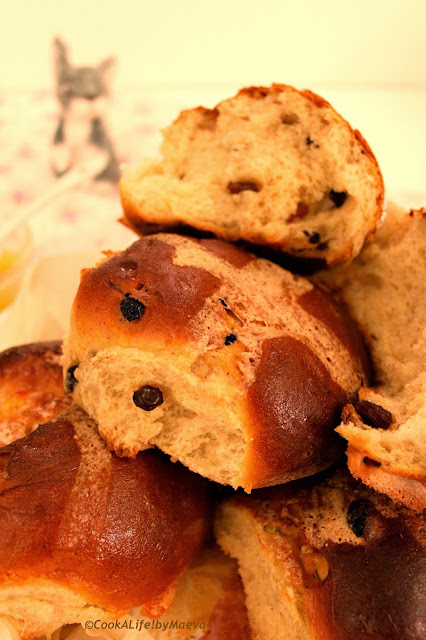 Hot cross buns, briochettes anglaises Pâques • Cook A Life! by Maeva