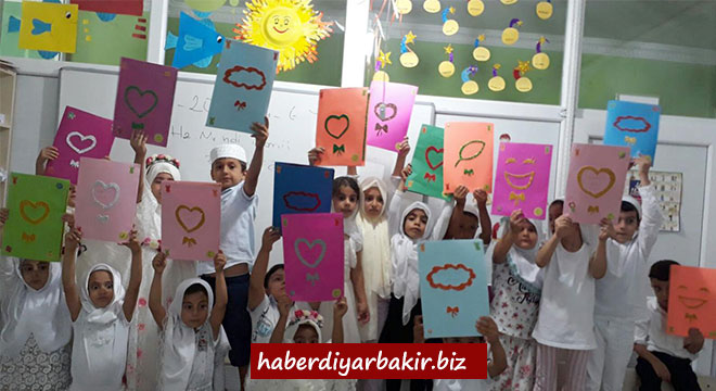 Diyarbakır Kayapınar'da Kur'an kursuna giden miniklerin karne heyecanı Diyarbakır Kayapınar'da Kur'an kursuna giden miniklerin karne heyecanı