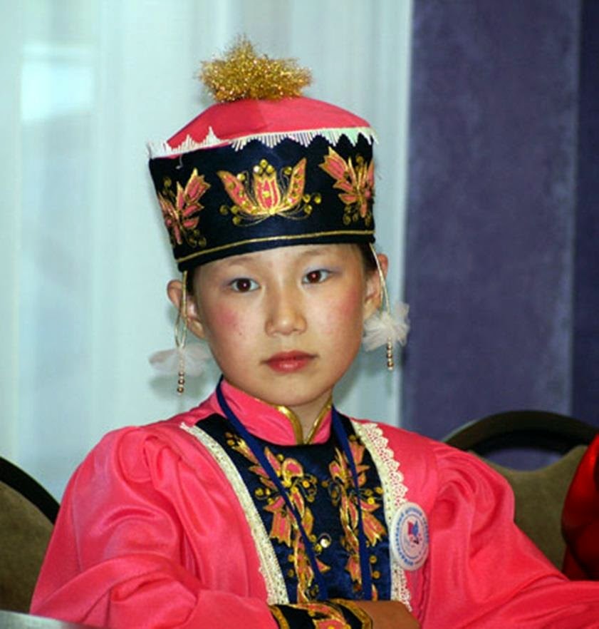 Калмыцкий национальный костюм. Численность калмыков в калмыкии. Торгоутские калмыки. Калмыкия народность. Национальный головной убор калмыков.