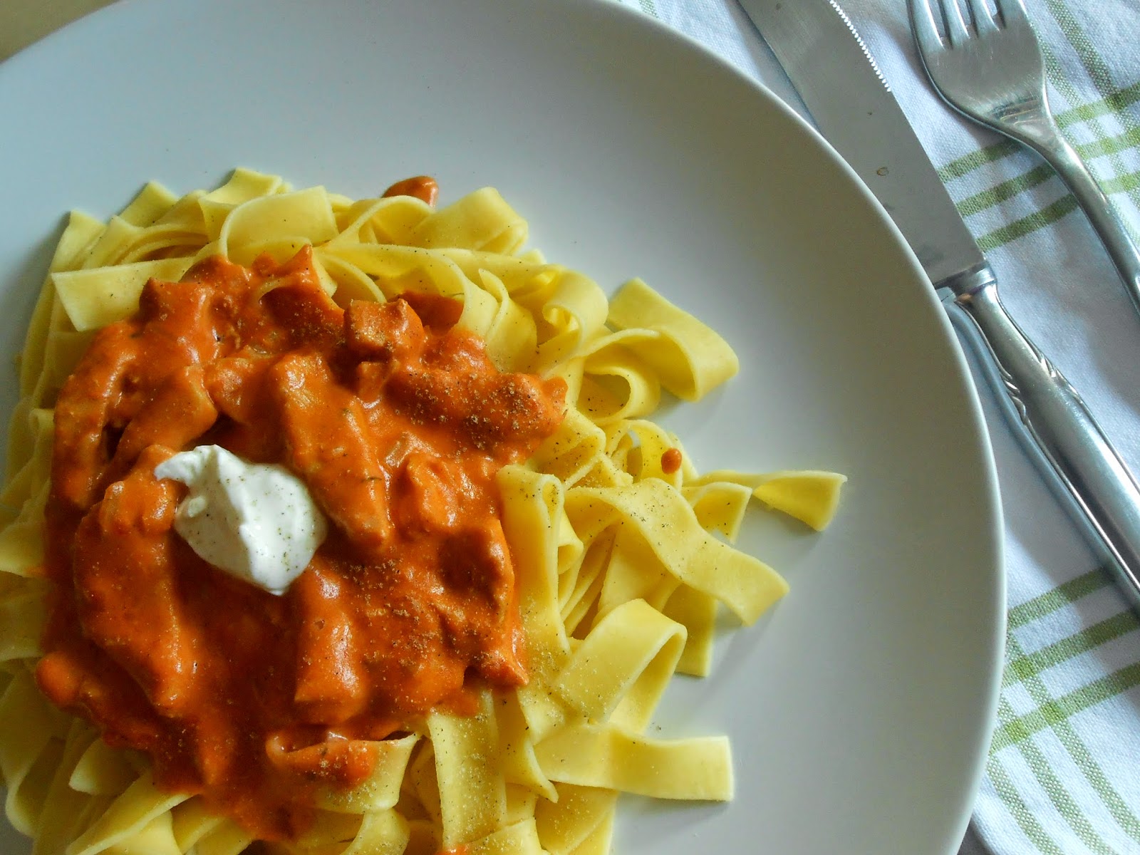 La vie gourmande: Bandnudeln mit Tomaten-Hähnchen-Ragout