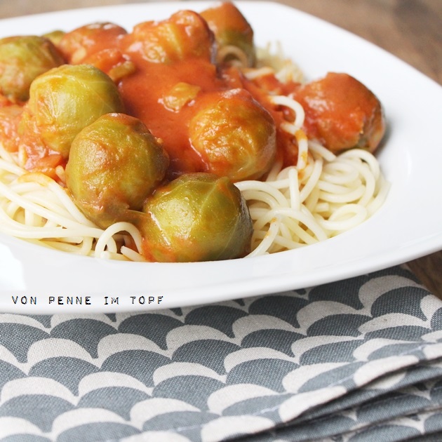 Penne im Topf: Spaghetti mit Rosenkohl in Tomatensauce