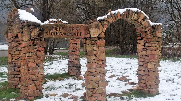Gartendeko mit Sandstein gestalten Bildhauer Sandstein Selbermachen