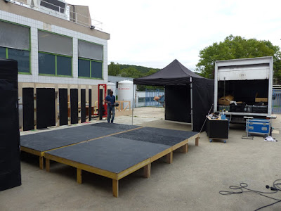 Fabrication de praticables de scène en bois Scène, fabrication de scène, diy, fabrication de praticable, wood stage, scéne en bois, stand out, Agora citoyenne - Forum des associations du 10eme - 10 septembre 2017, Forum associations et vie locale – Paris 10- Signalétique, Forum des associations, paris 10, mairie du 10eme, ismail et julien, ismail konate, julien kozlowski, conception, design, scène, citoyenneté, menuiserie, agence donner des ailes, dda, agence dda, juko access, juko concept, event design, designer d’événement, bureau d’étude et de conception, conception 3D, , scénographie, makeover, space makeover, muséographie, expographie, aménagement, bois, menuiserie, art, art contemporain, scene asd sx 290, dxr 12, dxs 15.