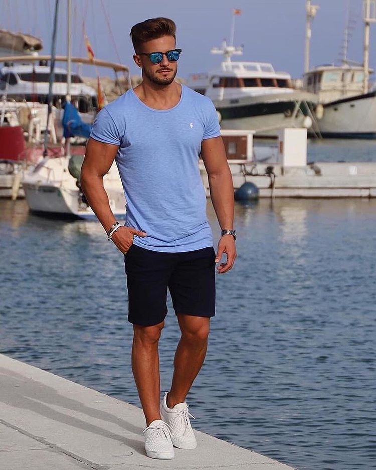 How to style your shorts with t-shirt to look sharp