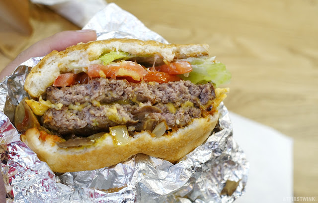 Five Guys burgers and fries stadhuisplein centrum Rotterdam cheeseburger all the way