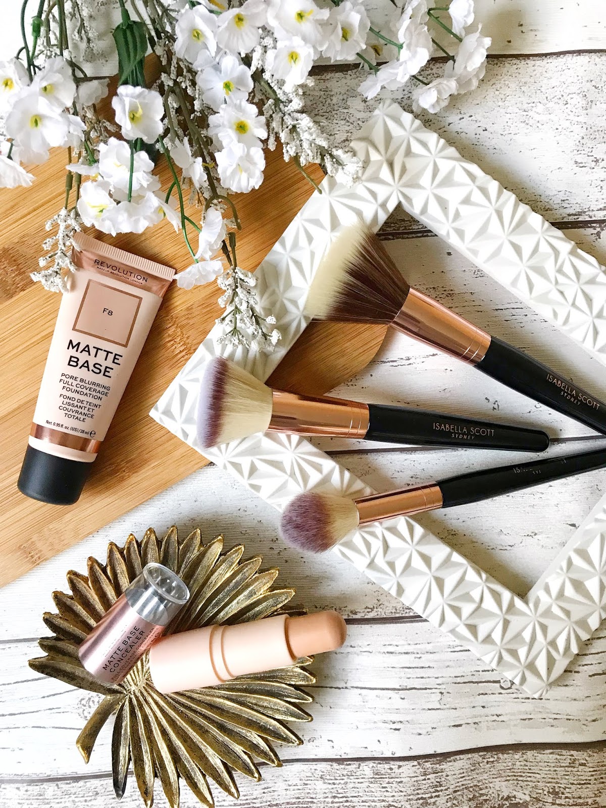 Review Revolution Matte Base Foundation & Conceal [ Beauty Obsessed ]