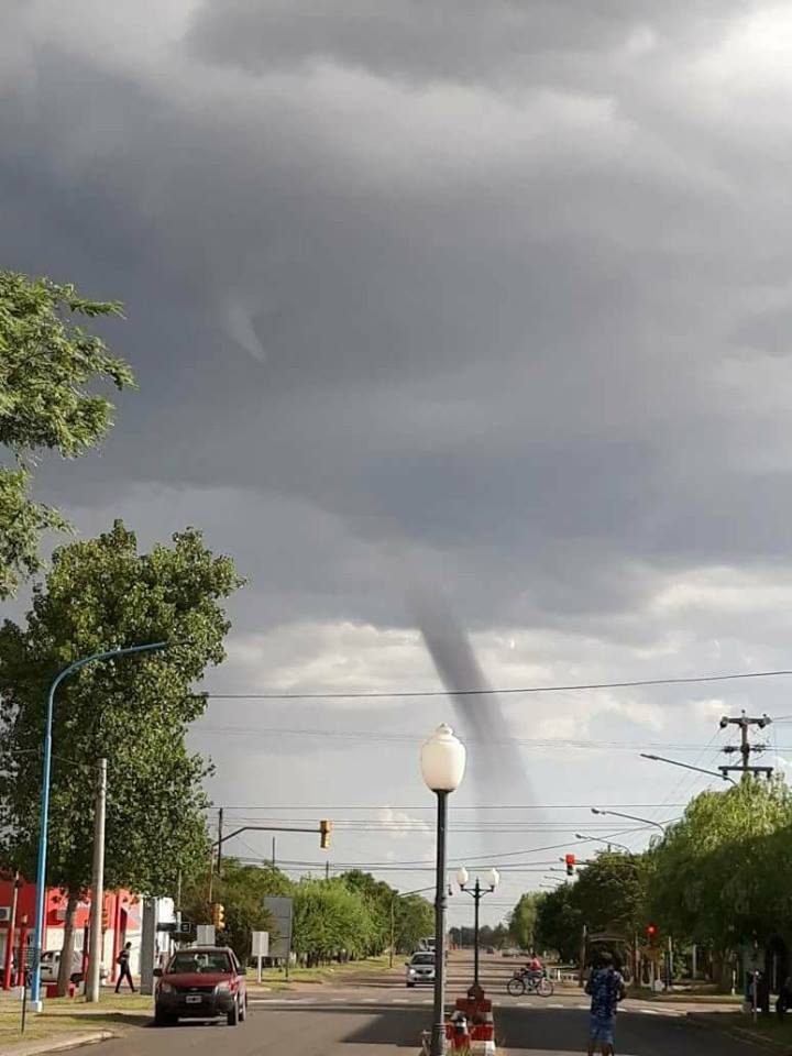 (video) SANTA FE UN TORNADO TOCÓ TIERRA EN ZONA RURAL DE SAN CRISTÓBAL