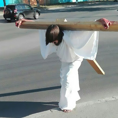 Man spotted walking with giant cross on his back arrested for impersonating Jesus Man spotted walking with giant cross on his back arrested for impersonating Jesus