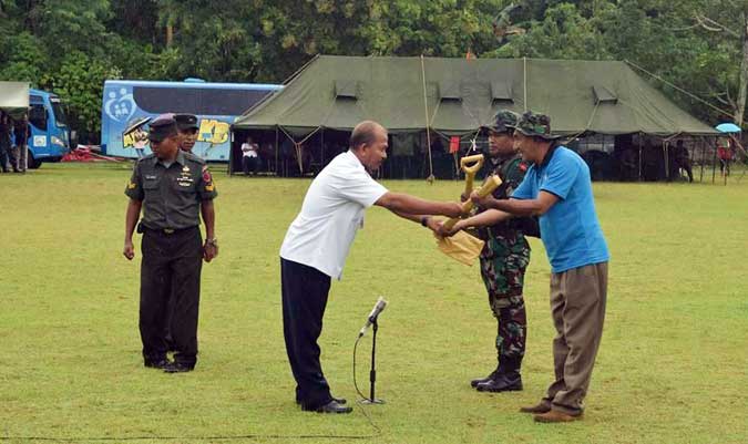 Wali Kota Ambon Apresiasi TMMD ke-98 Ambon, Malukupost.com - Penjabat Wali Kota Ambon Frans J. Papilaya mengapresiasi dan memberikan penghargaan yang tinggi kepada jajaran Kodim 1504 Ambon, atas pelaksanaan TNI Manunggal Membangun Desa (TMMD) Ke-98, 2017. "TMMD adalah program lintas sektoral yang melibatkan TNI, departemen, lembaga pemerintah non departemen dan pemerintah daerah serta masyarakat, " kata Frans, dalam sambutan tertulis yang dibacakan Asisten I Kota Ambon Angganoto Ura, pada Pembukaan Kegiatan TMMD di Dusun Air Louw, Desa/Negeri Nusaniwe, Rabu (5/4).