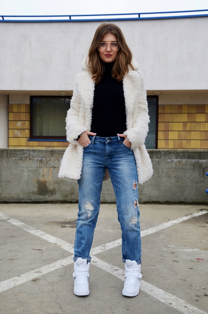 fauxfur_turtleneck_ripped_jeans_jordans.