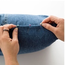Membuat Sarung Bantal dari Bahan Jeans Bekas Membuat Sarung Bantal dari Bahan Jeans Bekas