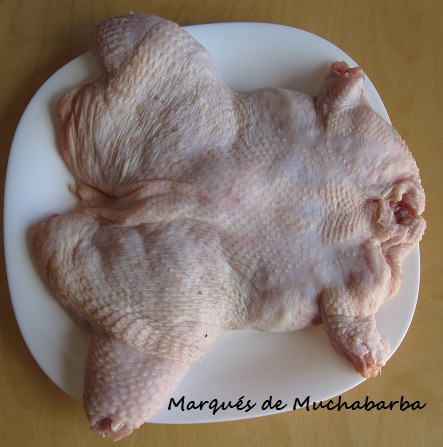 Cómo deshuesar pollo, pavo, pato y otras aves enteras para rellenar (según los expertos)