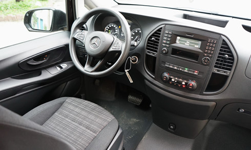 Nội thất Mercedes Vito Tourer 121 Nội thất Mercedes Vito Tourer 121 thiết kế bắt măt đơn điệu