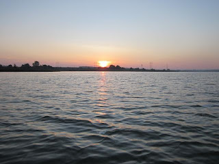 закат солнца на рыбалке