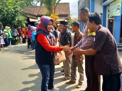 Kontrol POSYANDU di Desa Pananjung Ibu Bupati Bawa Rombongannya Kontrol POSYANDU di Desa Pananjung Ibu Bupati Bawa Rombongannya