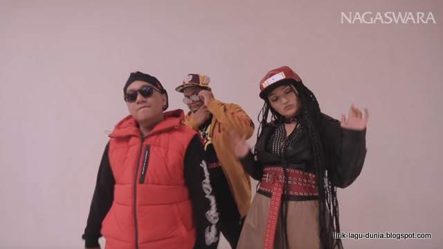 Lirik Lagu Lagi Tamvan Rph Dj Donall Feat Siti Badriah Lirik Lagu Dunia Anda mengetahui judul dan nama penyanyi. lirik lagu lagi tamvan rph dj