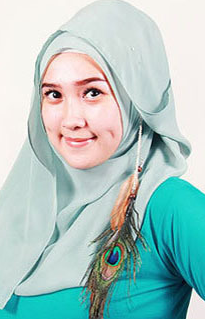 4 Aksesoris Hijab Agar Kamu Tampil Cantik dan Serasi Aksesoris Hijab :Anting Hijab