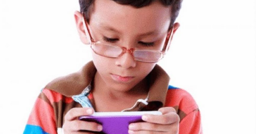 Uso excesivo de tablets y smartphones puede causar miopía en niños, advierten especialistas Uso excesivo de tablets y smartphones puede causar miopía en niños, advierten especialistas