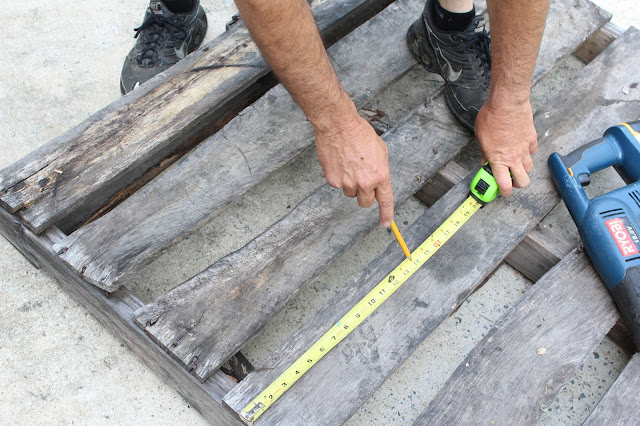 measuring for the length of the pallet boards for this project